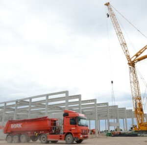 Bagger, Lkw und Kran sind schon da. Das Logistikzentrum von Bosch in Butzbach wächst.