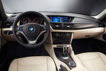 Die Preise für den X1 beginnen bei 27.800 Euro für den X1 sDrive18i mit 110 kW/150 PS. Für die Top-Motorisierung X1 xDrive28i mit 180 kW/245 PS werden 42.550 Euro fällig.