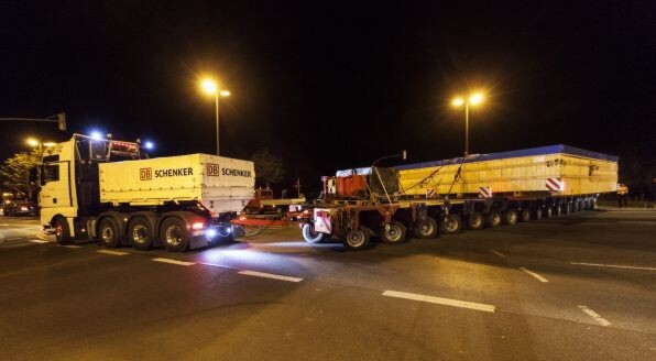 DB-Schenker-Schwertransport auf seinem nächtlichen Weg vom Dortmunder Hafen zum Bestimmungsort in Hattingen. DB-Schenker-Schwertransport auf seinem nächtlichen Weg vom Dortmunder Hafen zum Bestimmungsort in Hattingen.