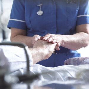 Zwar sind 2011 mehr Menschen stationär im Krankenhaus behandelt worden als 2010 - der durchschnittliche Krankenhausaufenthalt ist allerdings von 7,9 auf 7,7 Tage heruntergegangen