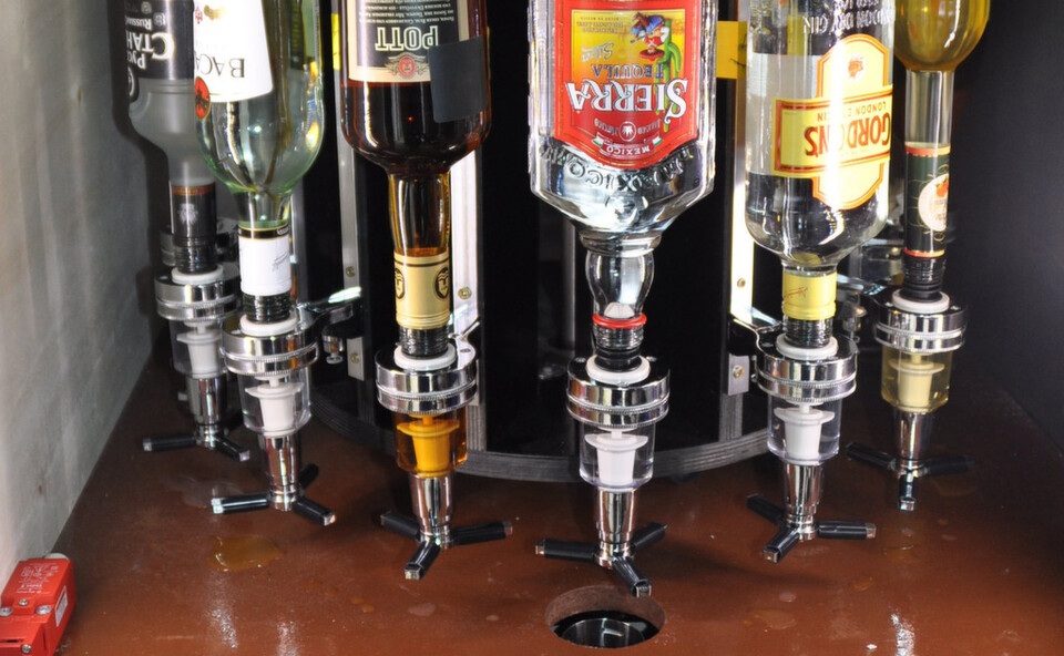 Der Barkeeper hat hier ausgedient: Das Flaschenmagazin einer automatischen Cocktailmaschine. Der Barkeeper hat hier ausgedient: Das Flaschenmagazin einer automatischen Cocktailmaschine.
