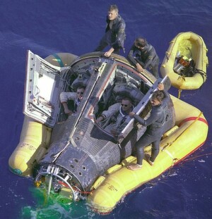 Die Raumkapsel Gemini 8 nach der Wasserung im Pazifik. Links in der Kapsel: Neil Armstrong. Rechts: Dave Scott. Die Raumkapsel Gemini 8 nach der Wasserung im Pazifik. Links in der Kapsel: Neil Armstrong. Rechts: Dave Scott.
