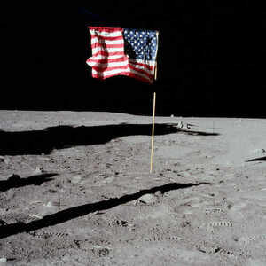 Da die Apollo-11-Astronauten die Querstrebe der US-Fahne nicht ganz ausziehen konnten, bekam die Flagge ein gestauchtes, zerknautschtes Aussehen. Dadurch sah es so aus, als würde die Fahne in einem nicht vorhandenen Wind wehen. Ein falscher Eindruck, den sich Mondlandungsskeptiker zunutze machten. Da die Apollo-11-Astronauten die Querstrebe der US-Fahne nicht ganz ausziehen konnten, bekam die Flagge ein gestauchtes, zerknautschtes Aussehen. Dadurch sah es so aus, als würde die Fahne in einem nicht vorhandenen Wind wehen. Ein falscher Eindruck, den sich Mondlandungsskeptiker zunutze machten.