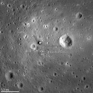 Der Lunar Reconaissance Orbiter hat die Landestelle von Apollo 11 fotografiert. Klar zu sehen sind die Unterstufe des Landemoduls (LM), das Passive Seismic Experiment Package (PSEP) sowie der Laser Ranging Retro Reflector (LRRR). Der Lunar Reconaissance Orbiter hat die Landestelle von Apollo 11 fotografiert. Klar zu sehen sind die Unterstufe des Landemoduls (LM), das Passive Seismic Experiment Package (PSEP) sowie der Laser Ranging Retro Reflector (LRRR).