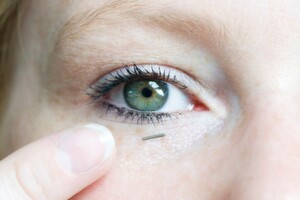 Mit dem Biosensor im Nanoformat können Diabetes-Patienten ihren Glukosespiegel in der Tränenflüssigkeit des Auges messen Mit dem Biosensor im Nanoformat können Diabetes-Patienten ihren Glukosespiegel in der Tränenflüssigkeit des Auges messen