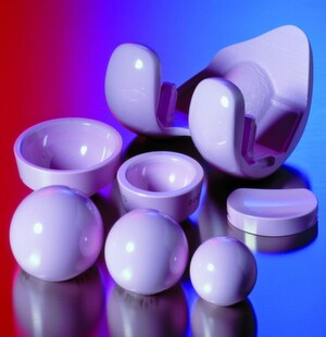 Bild 1 | Komponenten aus Biokeramik: Pro Jahr werden bei CeramTec bis zu einer Million Komponenten aus Biokeramik gefertigt – jedes einzelne davon ist rückverfolgbar