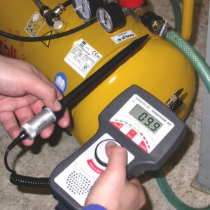 Mithilfe moderner Ultraschallprüftechnik lassen sich Druckluftleckagen rechtzeitig orten und so der Reparaturbedarf ermitteln. Mithilfe moderner Ultraschallprüftechnik lassen sich Druckluftleckagen rechtzeitig orten und so der Reparaturbedarf ermitteln.