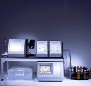 Abb.1: Kombiniertes Messsystem: Viskosimeter Lovis 2000 ME, Dichtemessgerät DMA M, Trübungsmessmodul HazeQC ME, Alkoholmessmodul Alcolyzer ME und Xsample Probenwechsler.