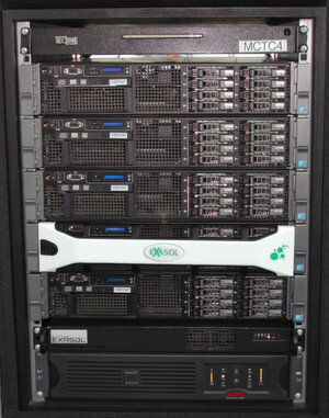 Abbildung 2: Exasols Entry-Level-System 4+1-Appliance, die in einem mobilen Cluster eingebettet ist. Abbildung 2: Exasols Entry-Level-System 4+1-Appliance, die in einem mobilen Cluster eingebettet ist.
