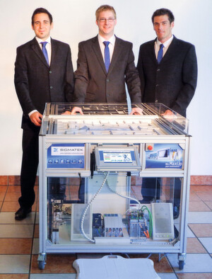 Die jungen Elektrotechniker Leonhard Paradeiser, Sebastian Pfeiffer und Christian Streitberger mit ihrem interaktiven Therapiegerät