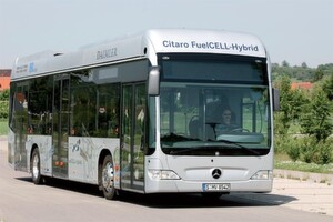 In den Citaro passen bis zu 76 Passagiere. Der Antrieb erfolgt mittels zweier wassergekühlter Asynchron-Radnabenmotoren in einer speziellen Portalhinterachse. In den Citaro passen bis zu 76 Passagiere. Der Antrieb erfolgt mittels zweier wassergekühlter Asynchron-Radnabenmotoren in einer speziellen Portalhinterachse.