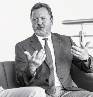 „Die Zeit, die wir in den LIMS-Aufbau stecken, ist in meinen Augen gut investiert. Ich bin davon überzeugt, dass erst die LIMS-Implementierung uns in die Lage versetzt, die angestrebte Effizienzsteigerung zu erreichen.“ Thomas Köhler, Leiter Tribologie/Tribotechnik bei der DB Systemtechnik. „Die Zeit, die wir in den LIMS-Aufbau stecken, ist in meinen Augen gut investiert. Ich bin davon überzeugt, dass erst die LIMS-Implementierung uns in die Lage versetzt, die angestrebte Effizienzsteigerung zu erreichen.“ Thomas Köhler, Leiter Tribologie/Tribotechnik bei der DB Systemtechnik.