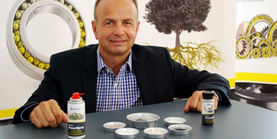 Rewitec-Geschäftsführer Stefan Bill mit den Zutaten Rewitec-Geschäftsführer Stefan Bill mit den Zutaten