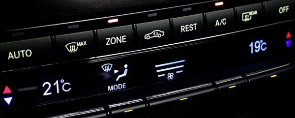 Mercedes-Benz will in seinen Fahrzeugen am Kältemittel R134a festhalten. Interne Test des Automobilherstellers hatten ergeben, dass sich das neue Kältemittel R1234yf im heißen Motorraum entzünden könnte. Mercedes-Benz will in seinen Fahrzeugen am Kältemittel R134a festhalten. Interne Test des Automobilherstellers hatten ergeben, dass sich das neue Kältemittel R1234yf im heißen Motorraum entzünden könnte.