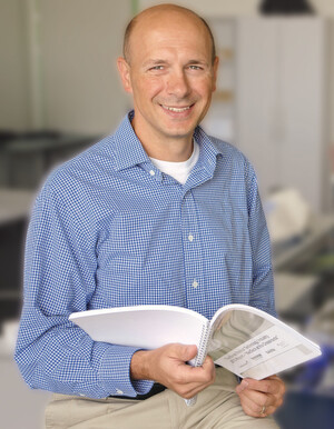 „Das Wachstum hat sich in den letzten Jahren nahezu halbiert und wird auch in Zukunft im einstelligen Bereich bleiben“, Beatus Hofrichter, Mit-Autor des Swiss Medical Technology Industry Reports