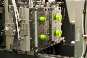 Die Kombination des Spritzgieß- und Blasformprozesses für einsatzfertige Kleinbehälter in einem gemeinsamen Werkzeug ist unschlagbar schnell Die Kombination des Spritzgieß- und Blasformprozesses für einsatzfertige Kleinbehälter in einem gemeinsamen Werkzeug ist unschlagbar schnell