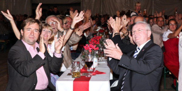 Partystimmung im Festzelt mit Oberbürgermeister Michael Lang und Fritz Lang im Vordergrund. Partystimmung im Festzelt mit Oberbürgermeister Michael Lang und Fritz Lang im Vordergrund.