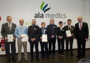 Projektpartner für die Erforschung neuer Implantate für die Augenchirurgie (von links: Dr. Ing. Fr. Offenhäuser, Prof. Dr. J. Spatz, Dr. Chr. Morhard, N. Hagedorn, F. Wintermantel, W. Chen, Dr. M. Udart, Dr. Chr. Lingenfelder) Projektpartner für die Erforschung neuer Implantate für die Augenchirurgie (von links: Dr. Ing. Fr. Offenhäuser, Prof. Dr. J. Spatz, Dr. Chr. Morhard, N. Hagedorn, F. Wintermantel, W. Chen, Dr. M. Udart, Dr. Chr. Lingenfelder)