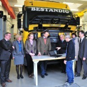 Bei der Vorstellung von „Abi und Auto“ (v. li.): Frank Weth (Handwerkskammer), Schulleiterin Heidrun Görtler, Kfz-Meisterin Sonja Bleuel, MdL Dr. Bernd Weiß, Landrat Rudolf Handwerker, Fachlehrer Harald Burkard, Maria Walter (Regierung von Unterfranken) und Gottfried Reuß ( Kfz-Innung). Bei der Vorstellung von „Abi und Auto“ (v. li.): Frank Weth (Handwerkskammer), Schulleiterin Heidrun Görtler, Kfz-Meisterin Sonja Bleuel, MdL Dr. Bernd Weiß, Landrat Rudolf Handwerker, Fachlehrer Harald Burkard, Maria Walter (Regierung von Unterfranken) und Gottfried Reuß ( Kfz-Innung).
