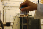 Bei der Herstellung von Kohlenstoff-Nanoröhrchen entstehen eine metallische und eine halbleitende Variante. Für die Nutzung als elektronische Bauelementen sind nur letztere geeignet.