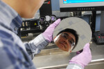 IBM-Forscher Hongsik Park mit dem spezieller Wafer aus Hafniumoxid und Siliziumoxid
