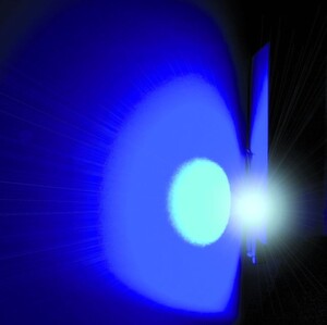 Gefahr von blauen oder weißen Hochleistungs-LEDs: Der für die Netzhaut schädliche Blaulicht-Grenzwert kann beim längeren Blick in die LED überschritten werden Gefahr von blauen oder weißen Hochleistungs-LEDs: Der für die Netzhaut schädliche Blaulicht-Grenzwert kann beim längeren Blick in die LED überschritten werden