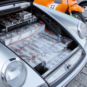 Elektrobatterien: Blick unter die Haube des Elektroporsche mit der Startnummer 34 bei der Bertha-Benz-Challenge 2012