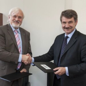 Kooperationsvereinbarung: Professor Eberhard Umbach, KIT, Jürgen Wild, M+W Group