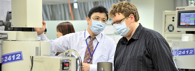 Gute Beziehungen nach Deutschland: Vincent Chang, Vice President bei Eris Technology (links), zeigt EP-Redakteur Franz Graser die Dioden- und Gleichrichterproduktion am Firmensitz in Taipei. Das Unternehmen ging aus einer Kooperation mit dem ostdeutschen Halbleiterhersteller SECOS hervor. Gute Beziehungen nach Deutschland: Vincent Chang, Vice President bei Eris Technology (links), zeigt EP-Redakteur Franz Graser die Dioden- und Gleichrichterproduktion am Firmensitz in Taipei. Das Unternehmen ging aus einer Kooperation mit dem ostdeutschen Halbleiterhersteller SECOS hervor.