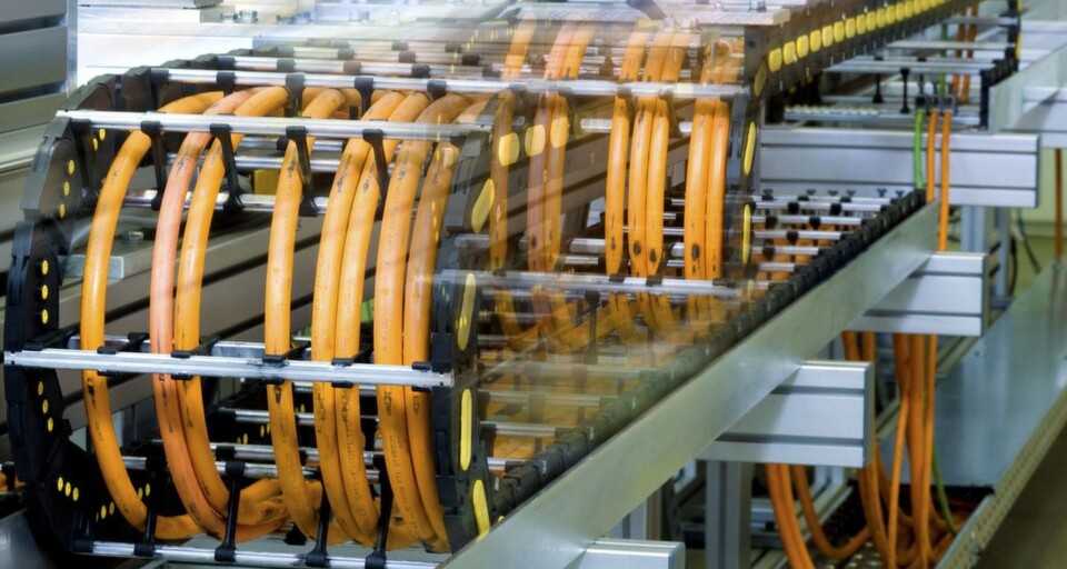Mit modernen Servoleitungen dringen hocheffiziente elektrische Antriebe in immer mehr industrielle Anwendungen vor. Mit modernen Servoleitungen dringen hocheffiziente elektrische Antriebe in immer mehr industrielle Anwendungen vor.