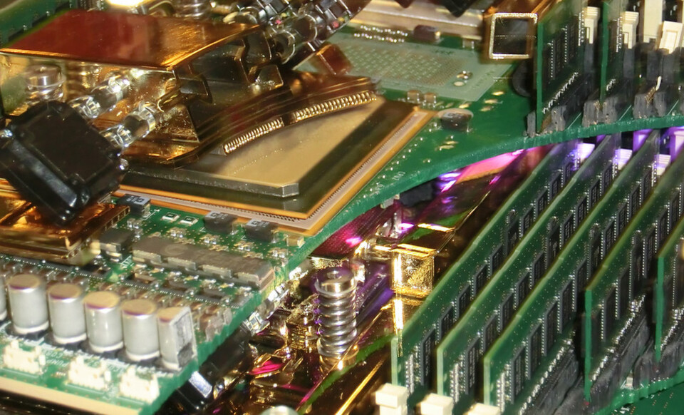 Fujitsu zeigt den Prototypen einer neuen Rechner-Generation, die auf 64-bit-Sparc-Prozessoren basiert, die direkt per Kühlflüssigkeit auf Arbeitstemperatur gebracht werden. Fujitsu zeigt den Prototypen einer neuen Rechner-Generation, die auf 64-bit-Sparc-Prozessoren basiert, die direkt per Kühlflüssigkeit auf Arbeitstemperatur gebracht werden.