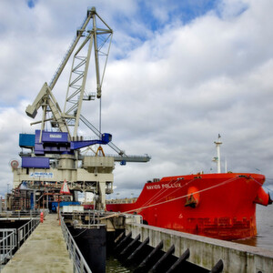 The MS Navios Pollux, which is 292 metres long and 45 metres wide, transported the largest cargo of coal ever to reach a German seaport.