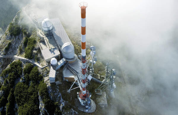 Weltweit sind Sender und Messtechnik von Rohde & Schwarz für analoges und digitales Fernsehen im Einsatz – auch auf dem Wendelstein in den bayerischen Alpen. Weltweit sind Sender und Messtechnik von Rohde & Schwarz für analoges und digitales Fernsehen im Einsatz – auch auf dem Wendelstein in den bayerischen Alpen.
