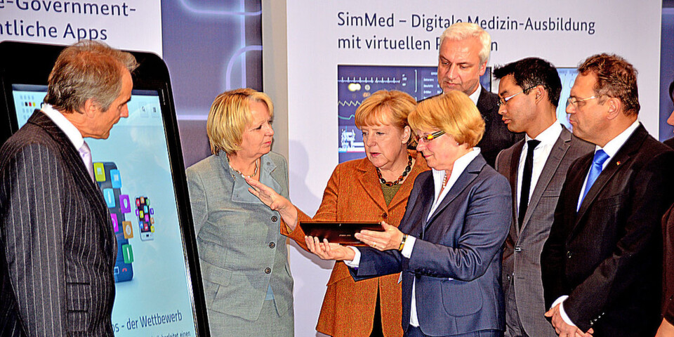 Bundeskanzlerin Angela Merkel und Staatssekretärin Cornelia Rogall-Grothe eröffnen auf dem IT-Gipfel den App-Wettbewerb Bundeskanzlerin Angela Merkel und Staatssekretärin Cornelia Rogall-Grothe eröffnen auf dem IT-Gipfel den App-Wettbewerb
