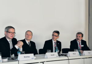 Holger Strehlau, Vorsitzender der VDE-Initiative Mikro-Medizin, Prof. Dr. med. Michael Imhoff, Managing Director Boston Medtech Advisors Europe, Dr. Michael Meyer, Leitung Market Service Healthcare Sector bei Siemens, und Wilfried Jäger, Sprecher der Geschäftsführung des VDE-Prüf- und Zertifizierungsinstituts (von links) Holger Strehlau, Vorsitzender der VDE-Initiative Mikro-Medizin, Prof. Dr. med. Michael Imhoff, Managing Director Boston Medtech Advisors Europe, Dr. Michael Meyer, Leitung Market Service Healthcare Sector bei Siemens, und Wilfried Jäger, Sprecher der Geschäftsführung des VDE-Prüf- und Zertifizierungsinstituts (von links)