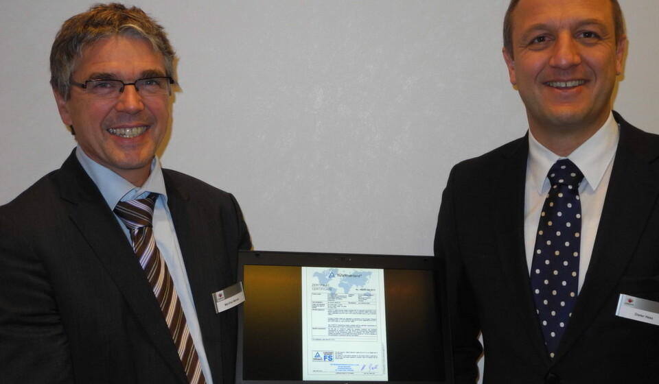 Freuen sich über die TÜV-Safety-Zertifikate: Die 3S-Geschäftsführer Manfred Werner (li) und Dieter Hess. Freuen sich über die TÜV-Safety-Zertifikate: Die 3S-Geschäftsführer Manfred Werner (li) und Dieter Hess.