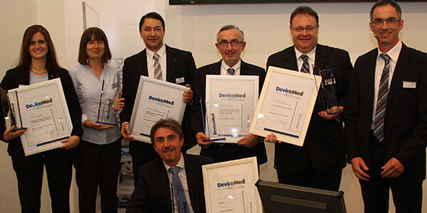 Am späten Nachmittag des ersten Messetages durften die Preisträger des „DeviceMed-Awards zur Compamed“ ihre Auszeichnungen entgegennehmen Am späten Nachmittag des ersten Messetages durften die Preisträger des „DeviceMed-Awards zur Compamed“ ihre Auszeichnungen entgegennehmen