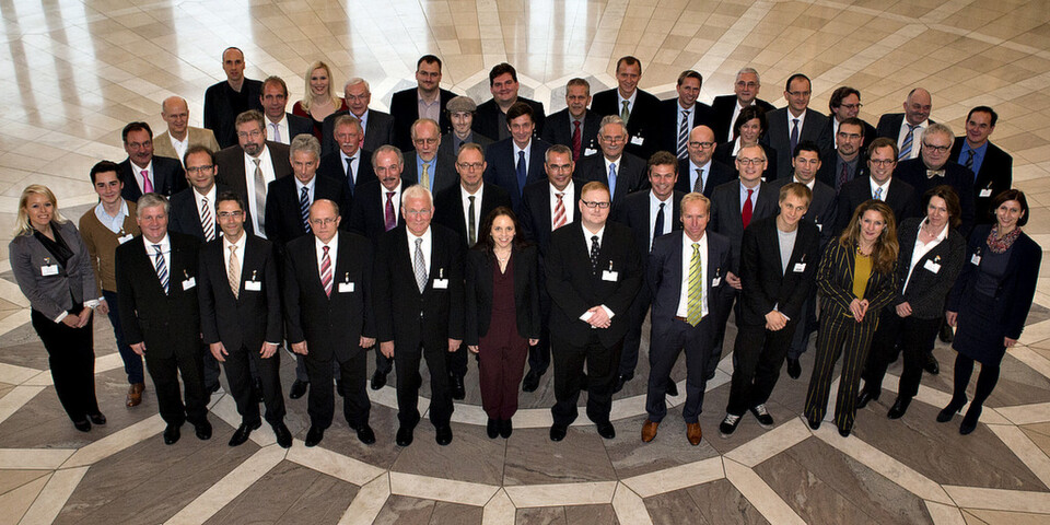 Bitte lächeln: Gruppenfoto vom eGovernment Summit 2012 Bitte lächeln: Gruppenfoto vom eGovernment Summit 2012