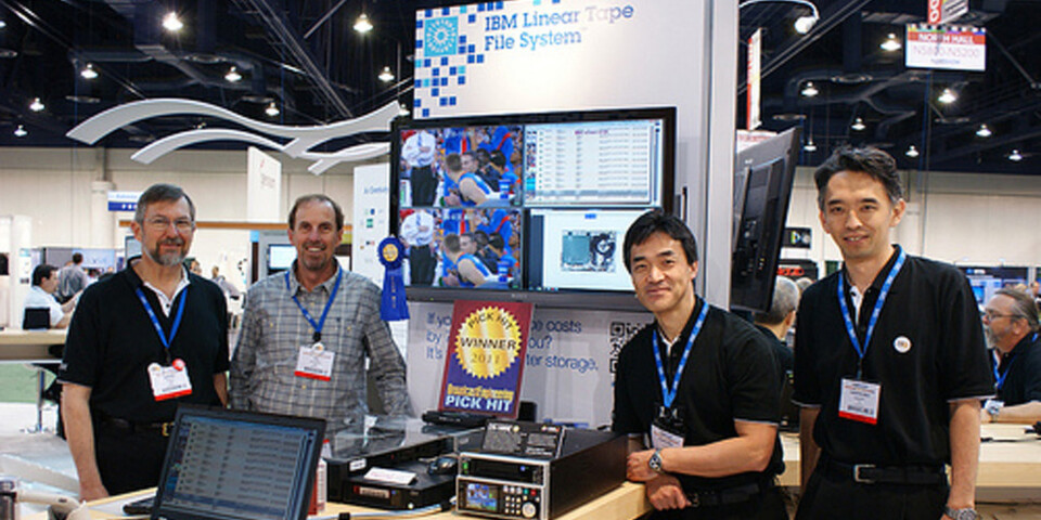 Gruppenfoto des globalen LTFS-Teams: (von links) David Pease, IBM Almaden Research Center; Ed Childers, IBM Tuscon; Shinobu Fujihara und Hinronobu Nagura, IBM Japan. Gruppenfoto des globalen LTFS-Teams: (von links) David Pease, IBM Almaden Research Center; Ed Childers, IBM Tuscon; Shinobu Fujihara und Hinronobu Nagura, IBM Japan.