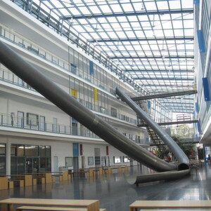 Impressionen aus dem Institutsgebäude der TU München in Garching mit der charakteristischen Parabelrutsche. Impressionen aus dem Institutsgebäude der TU München in Garching mit der charakteristischen Parabelrutsche.