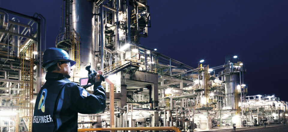 Jan Wegner arbeitet in der Total-Raffinerie in Leuna: Bilfinger ist dort als technischer Dienstleister unter anderem dafür verantwortlich, dass 700 Kilometer Rohrleitungen nonstop überwacht, geprüft und gewartet werden. Jan Wegner arbeitet in der Total-Raffinerie in Leuna: Bilfinger ist dort als technischer Dienstleister unter anderem dafür verantwortlich, dass 700 Kilometer Rohrleitungen nonstop überwacht, geprüft und gewartet werden.