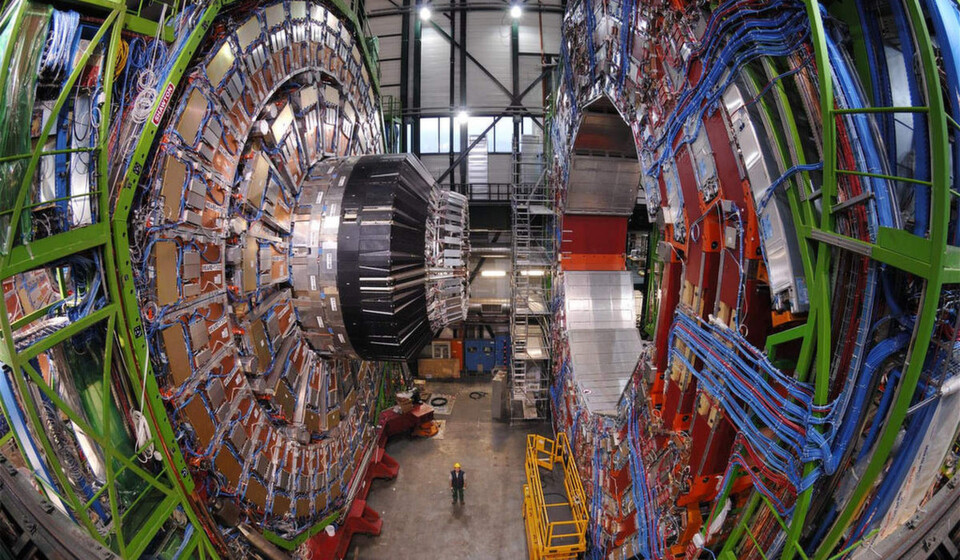 Blick auf den CMS Detector in der Oberflächenhalle in Cessy Blick auf den CMS Detector in der Oberflächenhalle in Cessy