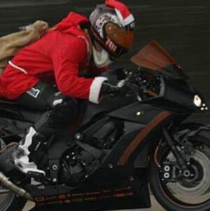 Bike statt Rentier: Der schnellste Weihnachtsmann der Welt ist auf Asphaltfighters Stormbringer unterwegs. In Szene gesetzt von Warm Up Zweiradtechnik in Aalen, Top Ten-Preisträger beim diesjährigen »bike und business«-Award „Motorradhändler des Jahres“. Bike statt Rentier: Der schnellste Weihnachtsmann der Welt ist auf Asphaltfighters Stormbringer unterwegs. In Szene gesetzt von Warm Up Zweiradtechnik in Aalen, Top Ten-Preisträger beim diesjährigen »bike und business«-Award „Motorradhändler des Jahres“.