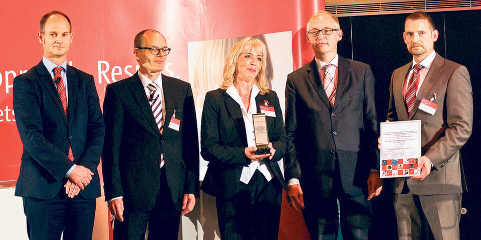 Marion Marx, Arbeitsgemeinschaft der Kommunalen Landesverbände Schleswig-Holstein, und Frank Sulimma (r.), Leiter des Zentralen IT-Managements des Landes Schleswig-Holstein, bei der Preisverleihung Marion Marx, Arbeitsgemeinschaft der Kommunalen Landesverbände Schleswig-Holstein, und Frank Sulimma (r.), Leiter des Zentralen IT-Managements des Landes Schleswig-Holstein, bei der Preisverleihung