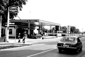 Zehn Jahre nach Einführung: Die erste SB-Tankstelle Europas 1982 – man beachte die Preistafel! Zehn Jahre nach Einführung: Die erste SB-Tankstelle Europas 1982 – man beachte die Preistafel!