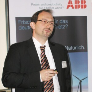 Gregor Kilian, zuständig für die Leittechnik bei ABB: "Wie bei Freelance üblich, reiht sich der neue Controller kompatibel in die vorhandene Controller Hardware ein und sorgt mit doppelter Geschwindigkleit und doppeltem Speichervolumen gegenüber dem aktuell stärksten Modell AC 800F für ausreichende Leistungsreserven." Gregor Kilian, zuständig für die Leittechnik bei ABB: "Wie bei Freelance üblich, reiht sich der neue Controller kompatibel in die vorhandene Controller Hardware ein und sorgt mit doppelter Geschwindigkleit und doppeltem Speichervolumen gegenüber dem aktuell stärksten Modell AC 800F für ausreichende Leistungsreserven."