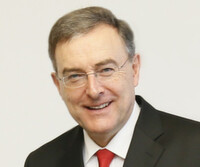 Norbert Reithofer: „Die gesamte Automobilindustrie steht angesichts des anstehenden technologischen Umbruchs vor großen Herausforderungen, die wir zugleich auch als Chance sehen. Diese Kooperation ist ein wichtiger Baustein, um beide Unternehmen auch in Zukunft auf Erfolgskurs zu halten.“ Norbert Reithofer: „Die gesamte Automobilindustrie steht angesichts des anstehenden technologischen Umbruchs vor großen Herausforderungen, die wir zugleich auch als Chance sehen. Diese Kooperation ist ein wichtiger Baustein, um beide Unternehmen auch in Zukunft auf Erfolgskurs zu halten.“