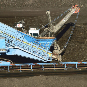 For an iron ore mine in Brazil owned by Vale, ThyssenKrupp Fördertechnik manufactures a mobile crusher system used for excavated material. For this application, the company commissioned SEW-Eurodrive with supplying industrial gear units.