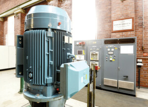 Der im Antriebspaket enthaltene ACS850-Frequenzumrichter von ABB verfügt über die direkte Drehmomentregelung (DTC), Flussoptimierung und eine auf den Synchronreluktanzmotor abgestimmte Software. Diese Merkmale führen zu einer erheblichen Effizienzsteigerung motorbetriebener Anwendungen und senken den Energieverbrauch typischerweise um 20 bis 50 Prozent. Jetzt ermöglicht die Motortechnik eine Energieeinsparung um weitere 5 bis möglicherweise 15 Prozent. Der im Antriebspaket enthaltene ACS850-Frequenzumrichter von ABB verfügt über die direkte Drehmomentregelung (DTC), Flussoptimierung und eine auf den Synchronreluktanzmotor abgestimmte Software. Diese Merkmale führen zu einer erheblichen Effizienzsteigerung motorbetriebener Anwendungen und senken den Energieverbrauch typischerweise um 20 bis 50 Prozent. Jetzt ermöglicht die Motortechnik eine Energieeinsparung um weitere 5 bis möglicherweise 15 Prozent.