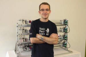 James McVay vor seinem MechBass James McVay vor seinem MechBass
